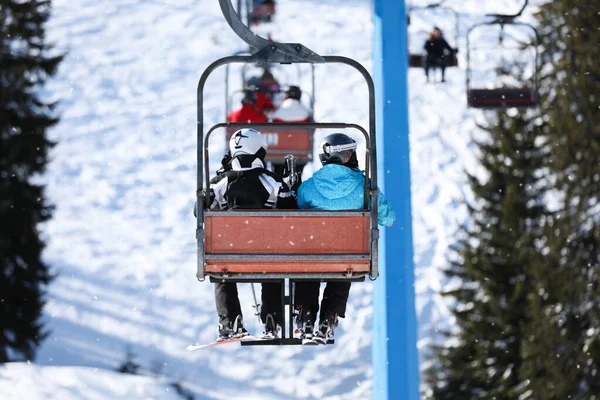 Mensen Met Stoeltjeslift Het Skigebied Achteraanzicht Wintervakantie — Stockfoto