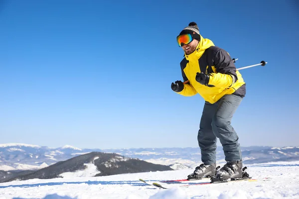 Молодой Человек Катается Лыжах Холму Место Смс Зимние Каникулы — стоковое фото