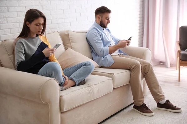 Ζευγάρι Εθισμένο Smartphones Αγνοώντας Ένας Τον Άλλο Στο Σπίτι Προβλήματα — Φωτογραφία Αρχείου