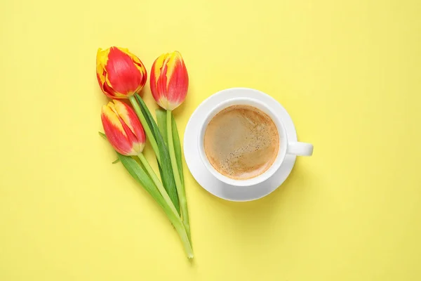 Lente Tulpen Koffie Gele Achtergrond Plat Gelegd Goedemorgen — Stockfoto