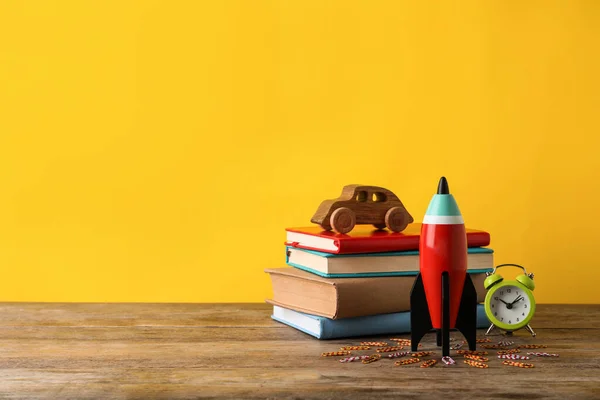 Foguete Brinquedo Brilhante Material Escolar Mesa Madeira Espaço Para Texto — Fotografia de Stock