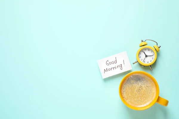 Mensaje Buenos Días Despertador Café Sobre Fondo Azul Claro Plano — Foto de Stock