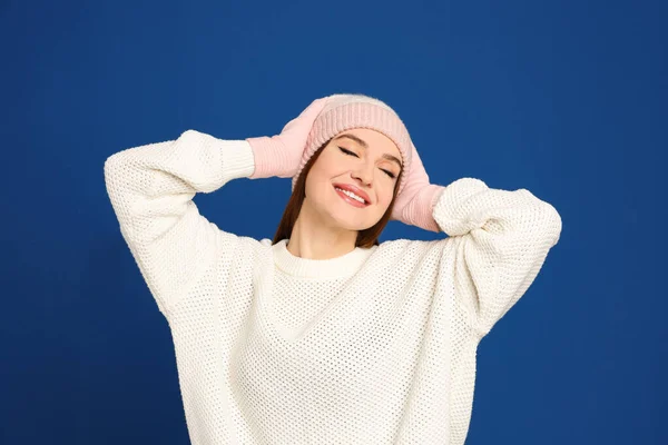 Νεαρή Γυναίκα Που Φοράει Ζεστό Πουλόβερ Γάντια Και Καπέλο Μπλε — Φωτογραφία Αρχείου