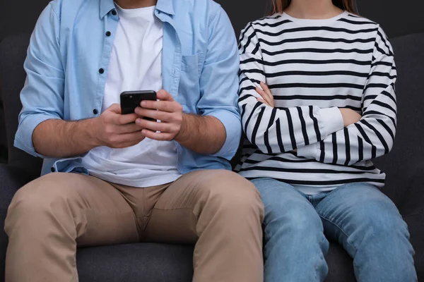 Mann Zieht Smartphone Seiner Freundin Hause Vor Nahaufnahme Beziehungsprobleme — Stockfoto