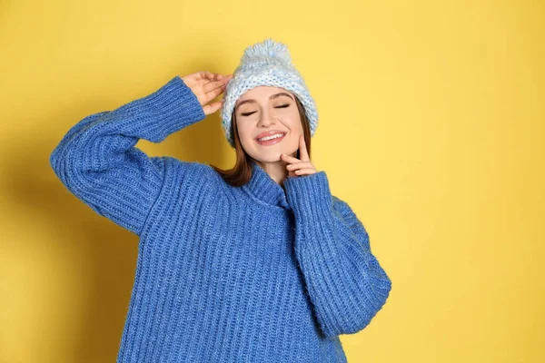 年轻女人穿着暖和的毛衣 头戴黄底帽 — 图库照片