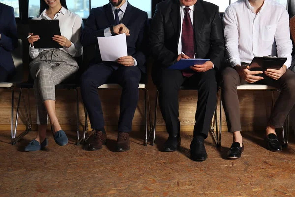 Personas Que Esperan Una Entrevista Trabajo Oficina Primer Plano —  Fotos de Stock