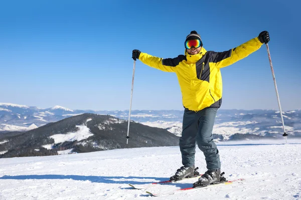 Jeune Homme Skiant Sur Une Colline Espace Pour Texte Vacances — Photo