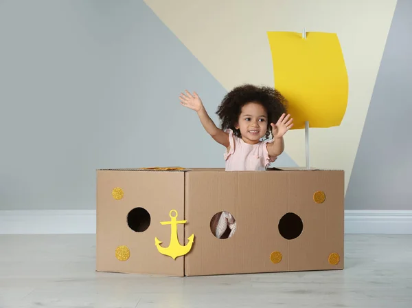 Enfant Afro Américain Mignon Jouant Avec Navire Carton Près Mur — Photo