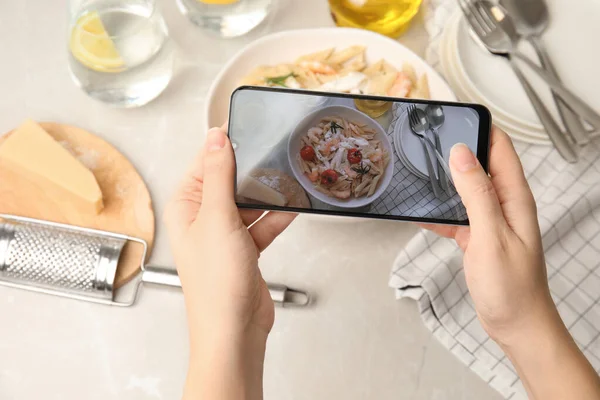 Food Blogger Taking Picture Tasty Pasta Shrimps Tomatoes Light Table — Stock Photo, Image