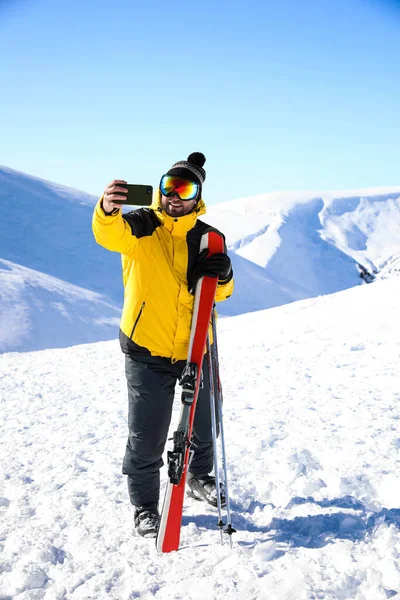 Jeune Homme Avec Prise Ski Selfie Sur Colline Vacances Hiver — Photo