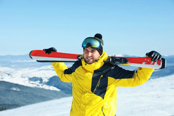 Щасливий Чоловік Лижним Спорядженням Горах Зимові Канікули — стокове фото