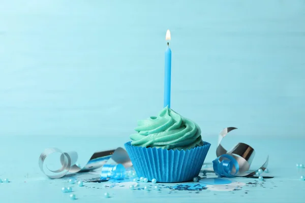 Delicioso Cupcake Cumpleaños Con Crema Vela Encendida Sobre Fondo Madera —  Fotos de Stock