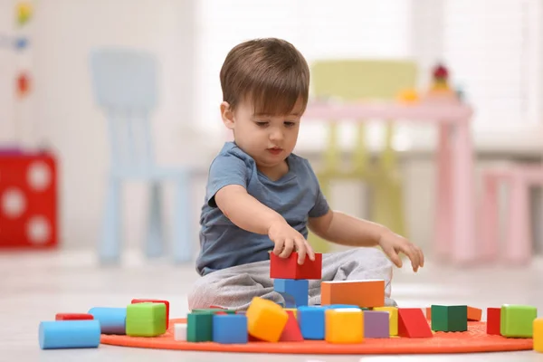 Roztomilé Malé Dítě Hraje Hračkou Bloky Podlaze Doma — Stock fotografie