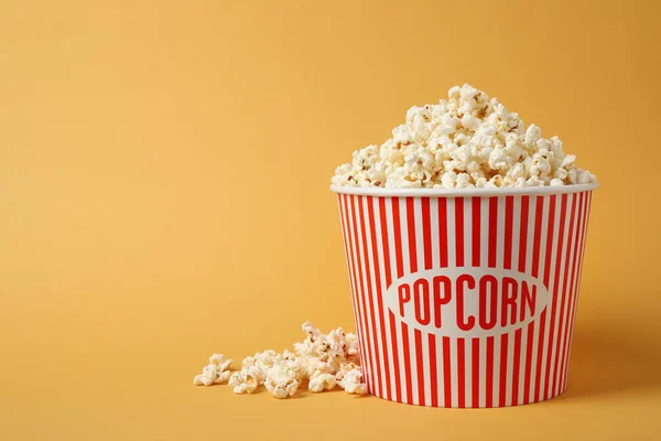 Leckeres Popcorn Auf Gelbem Hintergrund Raum Für Text — Stockfoto