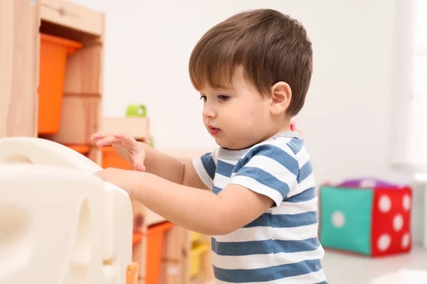 Carino Bambino Che Gioca Nel Box Moderno Casa — Foto Stock