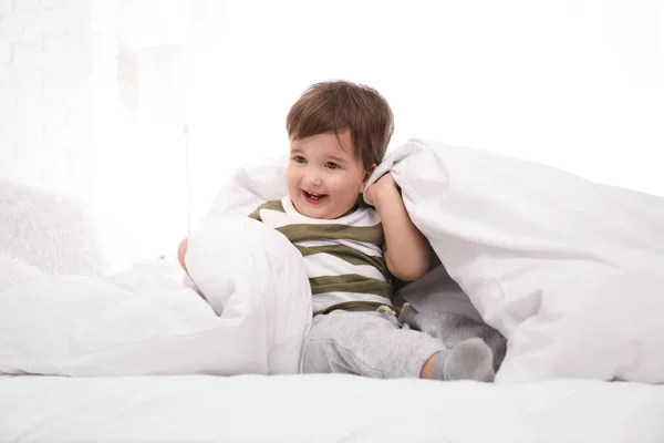 Aranyos Kis Gyermek Játszik Takaró Alatt Ágyban — Stock Fotó