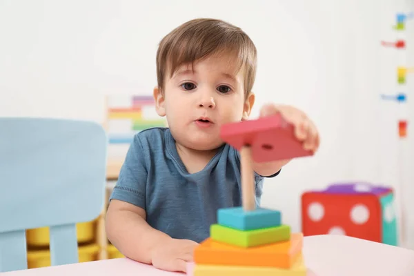 Ett Litet Barn Leker Med Leksakspyramiden Vid Bordet — Stockfoto