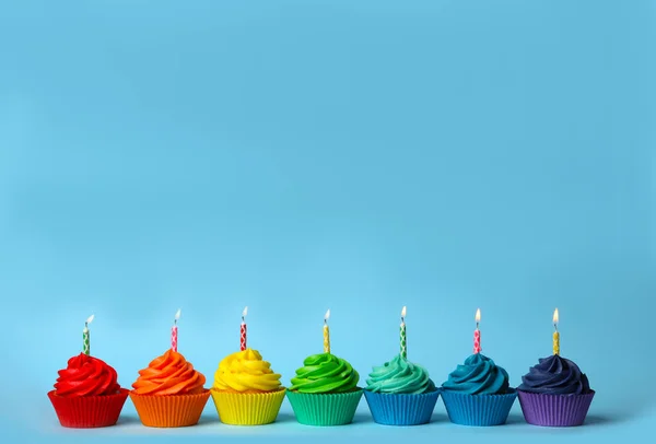 Deliciosos Cupcakes Cumpleaños Con Velas Encendidas Sobre Fondo Azul Claro —  Fotos de Stock