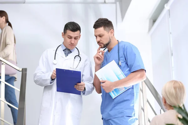 Lékaři Diskutující Diagnózu Pacienta Schodech Nemocnici — Stock fotografie
