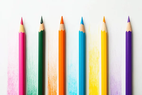 Beyaz Arkaplanda Kumaş Örnekleri Olan Renkli Kalemler Üst Görünüm — Stok fotoğraf