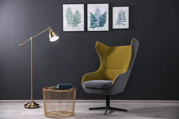 Comfortabele Fauteuil Buurt Van Zwarte Muur Kamer — Stockfoto