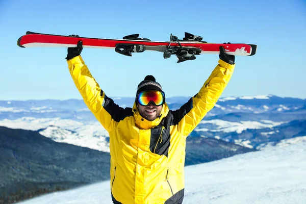 Homem Feliz Com Equipamento Esqui Nas Montanhas Férias Inverno — Fotografia de Stock