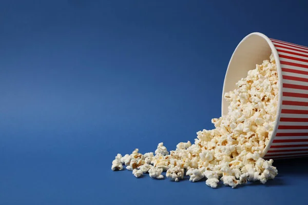 Deliziosi Popcorn Sfondo Blu Spazio Testo — Foto Stock