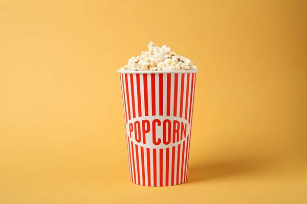 Köstliches Popcorn Pappbecher Auf Gelbem Hintergrund — Stockfoto