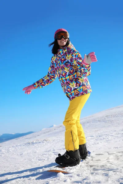 Jovem Mulher Snowboard Colina Férias Inverno — Fotografia de Stock