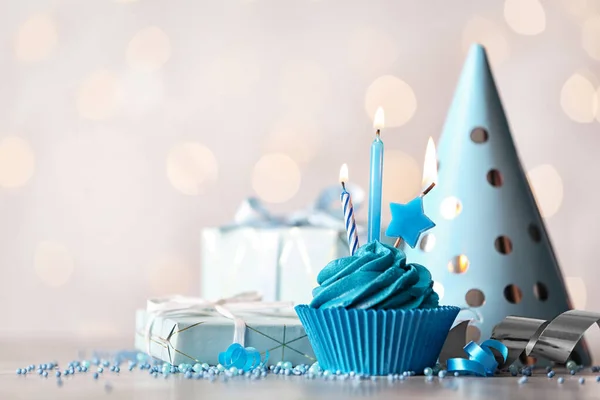 Bolo Aniversário Delicioso Com Creme Velas Acesas Mesa Branca Espaço — Fotografia de Stock