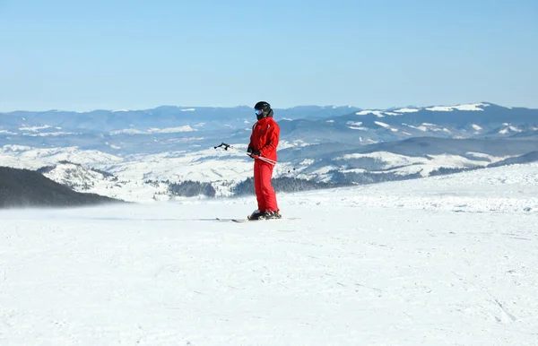 눈덮인 산비탈에서 스키를 — 스톡 사진
