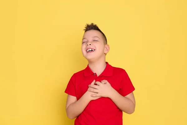 黄色の背景に感情的な男の子の肖像画 — ストック写真