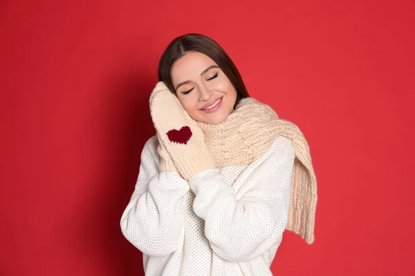 Mujer Joven Con Suéter Cálido Manoplas Sobre Fondo Rojo Temporada —  Fotos de Stock