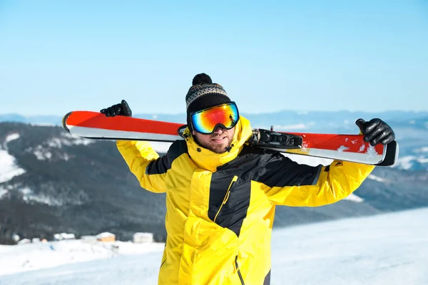 Homem Feliz Com Equipamento Esqui Nas Montanhas Férias Inverno — Fotografia de Stock