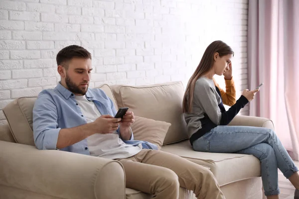 Casal Viciado Smartphones Ignorando Uns Aos Outros Casa Problemas Relacionamento — Fotografia de Stock