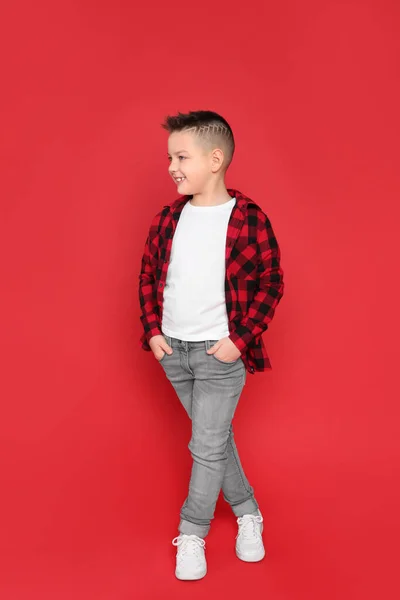 Pełna Długość Portret Cute Little Boy Czerwonym Tle — Zdjęcie stockowe