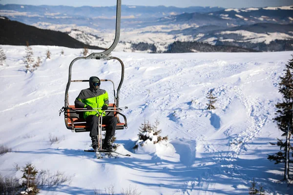 Homme Télésiège Station Ski Montagne Espace Pour Texte Vacances Hiver — Photo