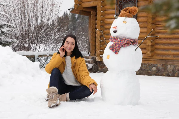 Νεαρή Γυναίκα Κοντά Αστείο Χιονάνθρωπο Έξω Χειμερινές Διακοπές — Φωτογραφία Αρχείου