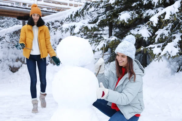 Счастливые Друзья Делают Снеговика Улице Зимние Каникулы — стоковое фото