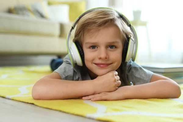Lindo Niño Con Auriculares Escuchando Audiolibro Casa —  Fotos de Stock