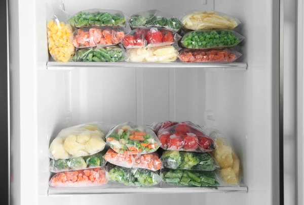 Bolsas Plástico Con Diferentes Verduras Congeladas Nevera —  Fotos de Stock