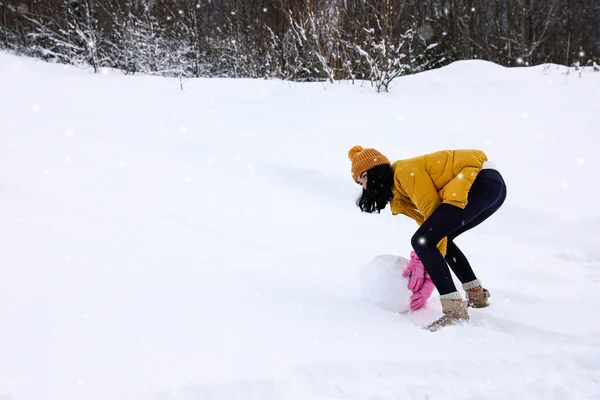 Женщина Делает Мяч Снеговика Улице Зимние Каникулы — стоковое фото