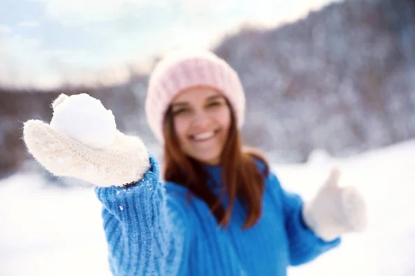 Ung Kvinna Spelar Snöbollar Utomhus Fokusera Handen Vintersemester — Stockfoto