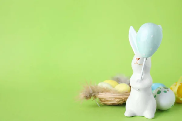 复活节兔子的体形 巢和绿色背景的彩蛋 案文的篇幅 — 图库照片