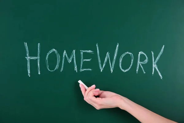 Mujer Escribiendo Palabra Homework Pizarra Primer Plano — Foto de Stock