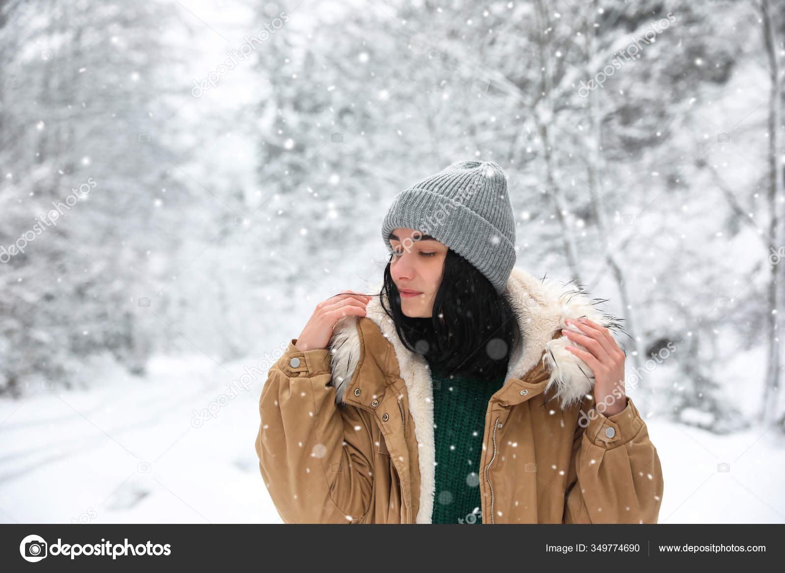 Ung Kvinde Iført Tøj Udendørs Sneklædte Dag Vinterferie — Stock-foto © NewAfrica #349774690