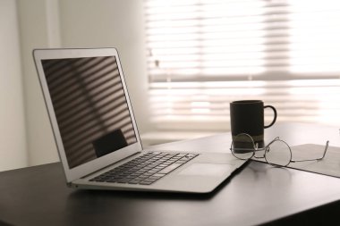 Modern dizüstü bilgisayar ofis masasında. Şık bir iş yeri