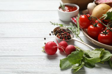 Beyaz ahşap masada taze ürünler, yazı için yer. Sağlıklı yemek.