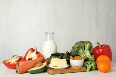 Beyaz masada A vitamini bakımından zengin farklı doğal gıdalar.