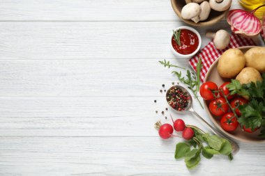 Düz kompozisyon, beyaz ahşap masa üzerinde taze ürünler, metin için boşluk. Sağlıklı yemek.